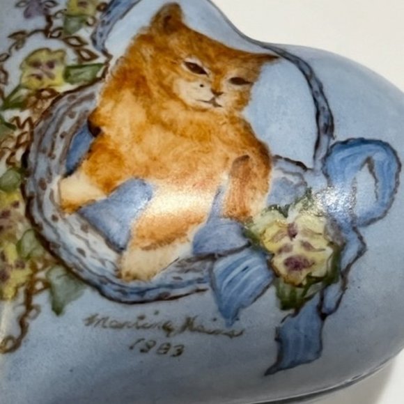 Cat Hand Painted Heart Trinket  Box Ceramic Porcelain Signed by artist - Picture 5 of 6